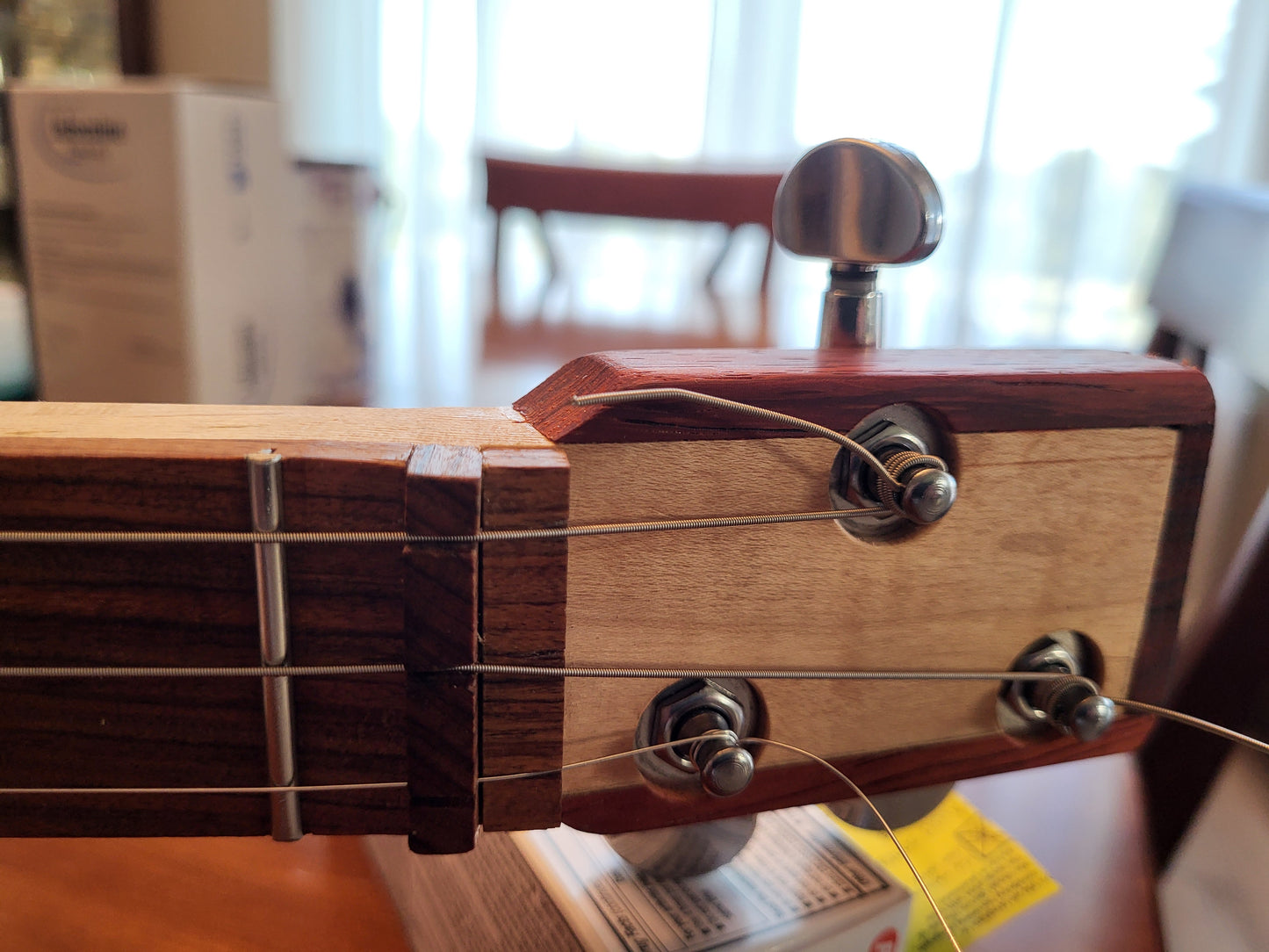 Cigar Box Guitar "Avo Brownie"